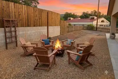 Image de Oakhurst Oasis – Modern Furnishings, Sleeps 6+