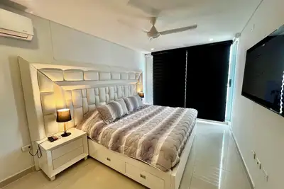 Image de An elegant, comfortable apartment in an excellent location. Cafes and Restaurants.