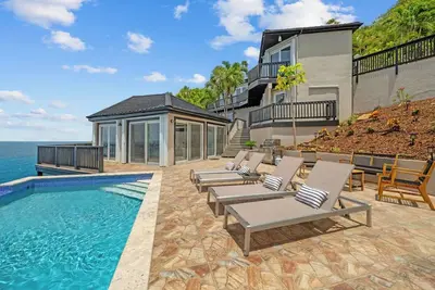 Image de The Parrot's Perch- New 6 Bdrm Oceanfront Estate with Pool/Playground/Firepit