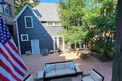 Image de 2 br, 2 bt, UChicago Coachman's Guesthouse