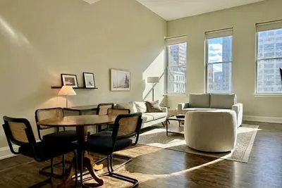 Image de Downtown Luxe 2br Loft Apt | Sleeps 8 | Walkable