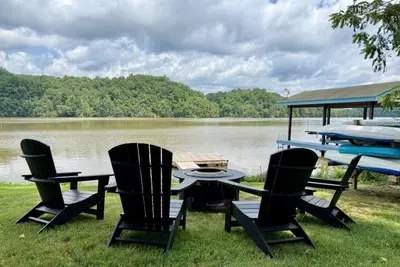 Image de Blackberry Bungalow- Private Waterfront, Claytor Lake Home with Dock