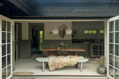 Image de Maison de vacances près de la plage, avec jardin et trouvailles de brocante