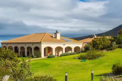 Image de Villa Barton Plover près d'Hermanus - Piscine et bain à remous