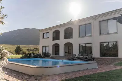 Image de Villa de luxe de 5 chambres avec piscine privée et court de tennis