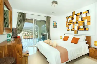 Image de Large contemporary villa with outstanding mountain views