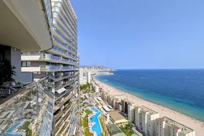 Image de Bienvenue dans votre oasis de rêve à Benidorm! Cet appartement exclusif, situé dans un gratte-ciel moderne et récemment construit, vous offre une expérience de vie et de vacances inégalée sur la très convoitée plage de Poniente. Profitez de la