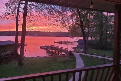Image de Charming 3-bedroom home with lake views, & hot tub on High Rock Lake.