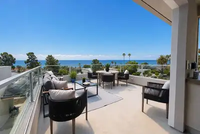 Image de High-End Coastal Retreat w Rooftop and Ocean Views