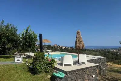 Image de Villa « Found House – Vue sur la mer et l’Etna » avec vue mer, Wi-Fi et climatisation