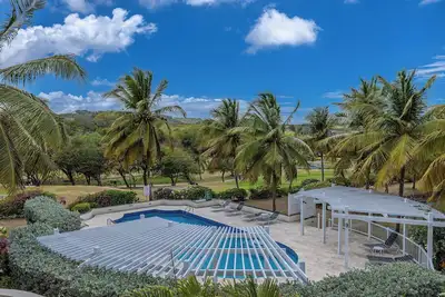 Image de Find your sanctuary here, with lush golf course views.
