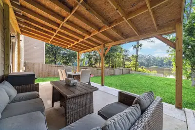 Image de Rushing Spring Getaway | 3 Br | Modern Home with Peaceful Lake Views & Backyard