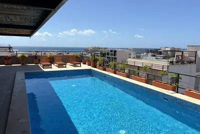 Image de Newer spacious luxury condo steps from 5th ave, minutes walk to the beach.