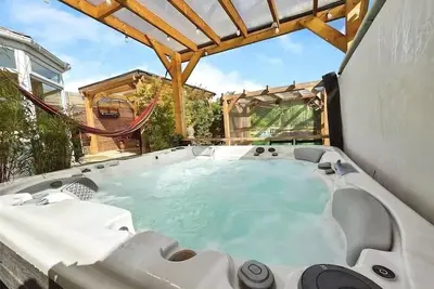 Image de Nordic Spa House — Hot Tub, Cold Plunge & Spa Room | Sleeps 10 Near Durham