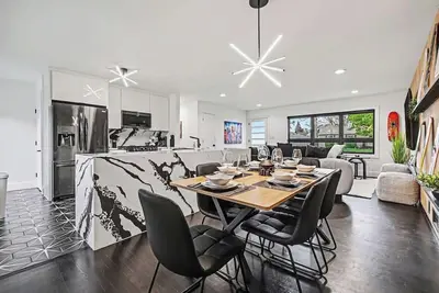Image de Bold & Bright 3br | King bed's | Garage | Modern!