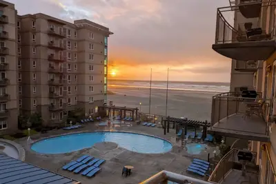 . 1-br condo/sleeps 4  Beach Pool Bbq July