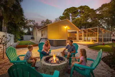 Image de Walk to Beach · Hot Tub, Fire Pit & Game Room · Sleeps 10, Dogs Welcome