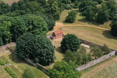 Image de Beehives Cottage at Woodhall Park | Sleeps 4