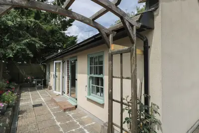 Image de Cosy Cottage, romantic, with a garden in Bath