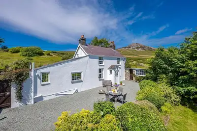 Image de Cottage with games room at the foot of Yr Eifl on the Llyn Peninsula | Gors-Lwyd