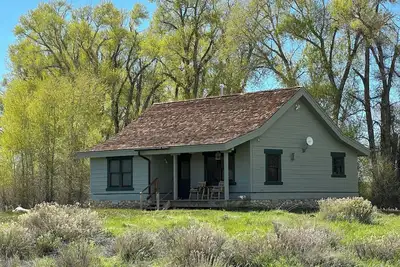 Image de Beautiful 2-bedroom cabin on private 1200 acre ranch; wildlife, views, adventure