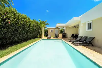 Image de Poolside 2br Villa with Bbq & Beach Shuttle