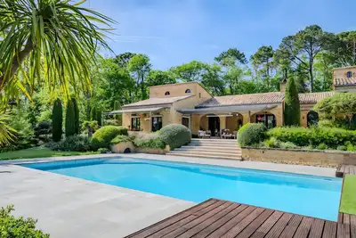 Image de Maison Provençale au Cœur d’un Parc avec Wi-Fi et Climatisation