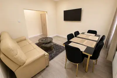 Image de Spacious 4br House Sleeps 8 Near Mri, University & City Centre