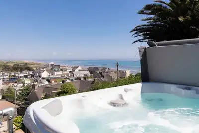 Image de Rose Cottage - Sea Views, Hot Tub, Log Burner