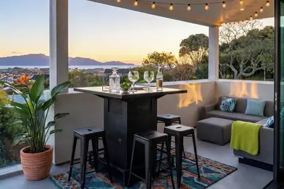 Image de Luxury Hilltop Retreat: Hot Tub & Panoramic Views