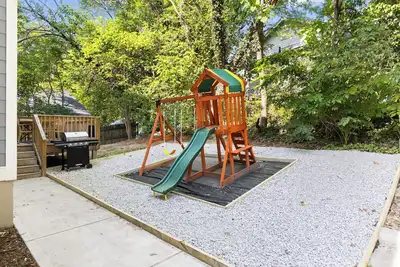Image de Playground + Grill • 2 King Suites • Near Duke