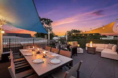 Image de Urban Richmond Retreat w/ Rooftop, Hot Tub & Sauna