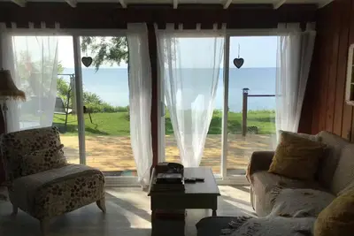 Image de Our Little Gem has Breath Taking Lake Erie Views. A must to see from our Hot Tub