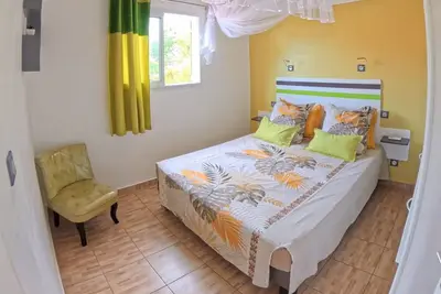 Image de Bungalow créole avec vue mer et nature tropicale – Le Tapeur, Guadeloupe