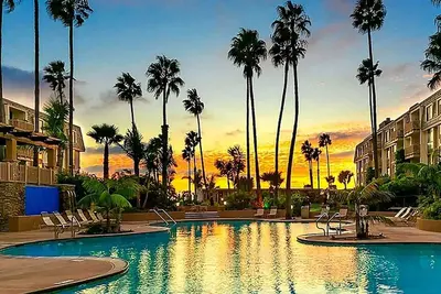 Image de SolMar Breeze Heated Pools, Hot Tubs & Steps to Beach, Oceanside Harbor & Pier