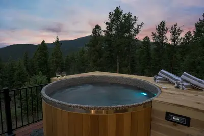 Image de Phenomenal Mtn Home & Alpine Views w/ Kids Play Zone, Hot Tub, Firepit and Sauna