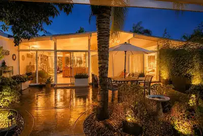 Image de A. Quincy Jones Mid-Century Modern Near Beach. Pet Friendly! Sept Specials!
