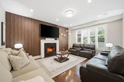 Image de Modern & Fresh New Brampton Home