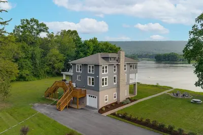 Image de Riverfront Manor - Beautiful view and setting!