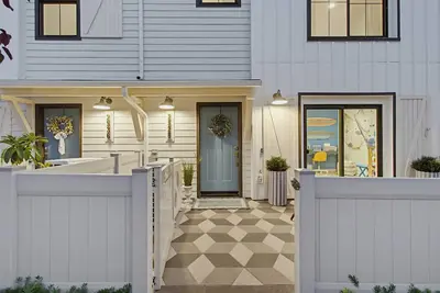 Image de Luxury Coastal Townhome Near The Beach, Major Business Hubs And Top Schools
