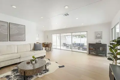 Image de Coastal Getaway w/Pool, Cal King, 5 min from Beach