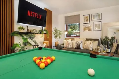 Image de Free parking | City centre | Netflix Lunar Retreat
