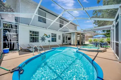 Image de 5br Estate w/ Heated Pool & Tub | 10 mins to Beach