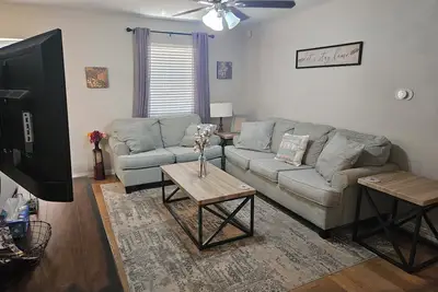 Image de Peaceful 4-bdrm HomeAway Texas Rose Euless with covered patio and fenced yard.