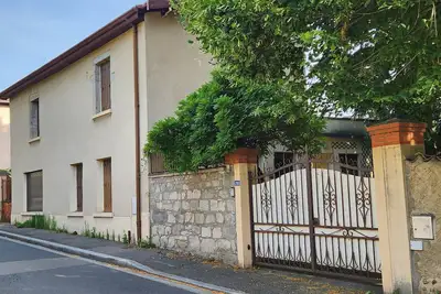 Image de Spacieuse maison de 4 chambres disposant d'un grand jardin arboré