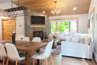 Image de Chalet Belle Neige: Luxury 5br with Hot tub•Fire pit•Pool table•Bbq