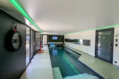 Image de Détente en Famille avec Terrasse et Accès Piscine