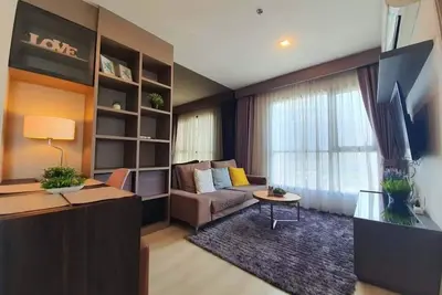 Image de Bright 2-bedroom corner condo for up to 4 guests at Life Sukhumvit 48. Includes a living area, kitchen, dining space, washing machine, balcony, city view and access to pool, gym, lobby and shared building amenities.