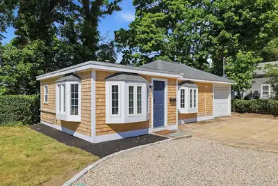 Image de Walkable Cape Cod Retreat: Ac, Parking & Laundry