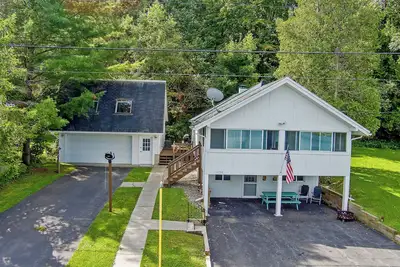Image de Sleeps 4 - Beautiful Lakefront Getaway near Colgate University